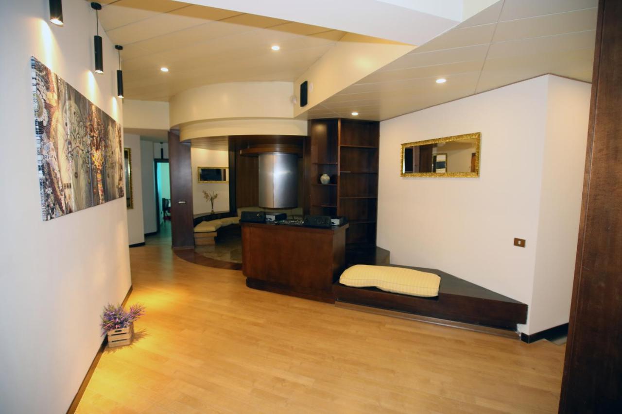Paradise Suite Latina Exterior foto