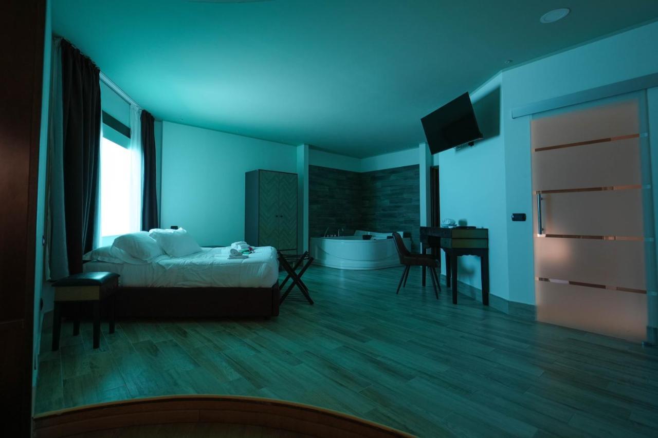 Paradise Suite Latina Exterior foto